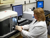 USGS scientist in lab (photo by UMESC)