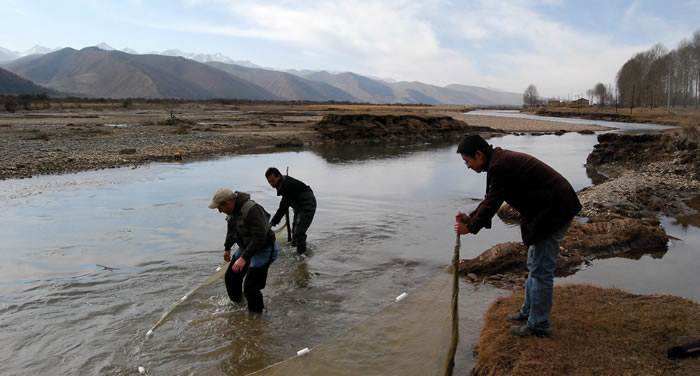 UMESC Scientists sampling in China (photo USGS)